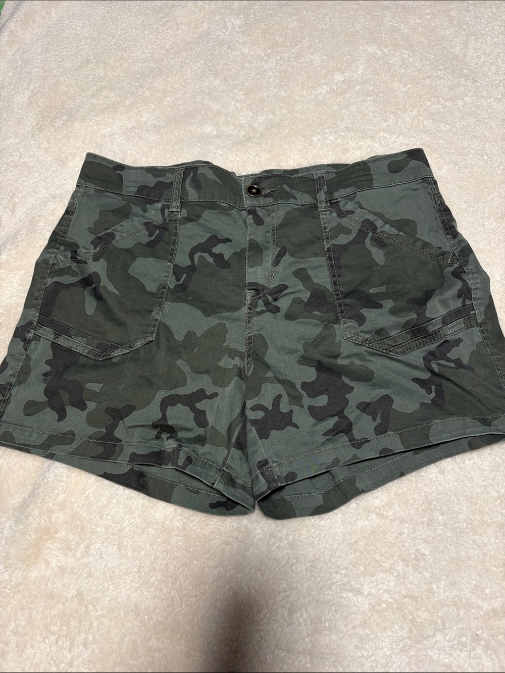 Women’s Camo Utility Bermuda Shorts - Green Camo